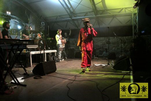 Lee Scratch Perry (Jam) with The Caroloregians 16. This Is Ska Festival - Wasserburg, Rosslau 23. Juni 2012 (12).JPG